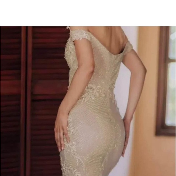 Gorgeous gown. Custom made by designer. Size 6 Wedding perfect - Picture 3 of 7